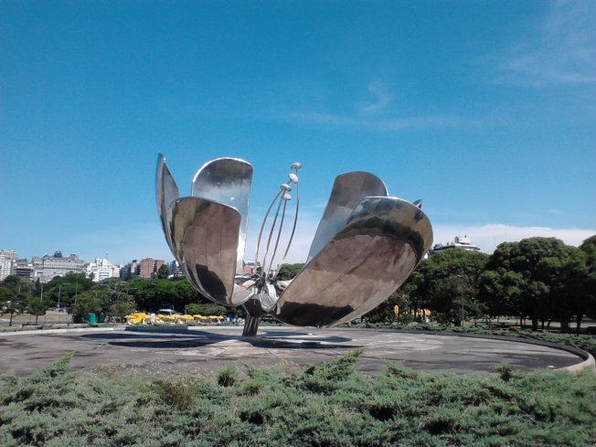 "FLORALIS GENERICA" SOM ÖPPNAR SIG PÅ MORGONEN OCH STÄNGER SIG PÅ KVÄLLEN