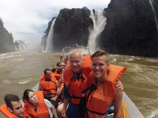 GRABBARNA SATT I FÖREN OCH TOG DE VÄRSTA FLODVÅGORNA