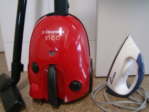 Aspirador de pó Electrolux Neo 1200 W, 40 R$ Ferro Black & Decker (F300) 20 R$ 