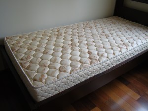 Colchão, quase sem uso, 150 R$ 0,88x1,88x0,18 mt 